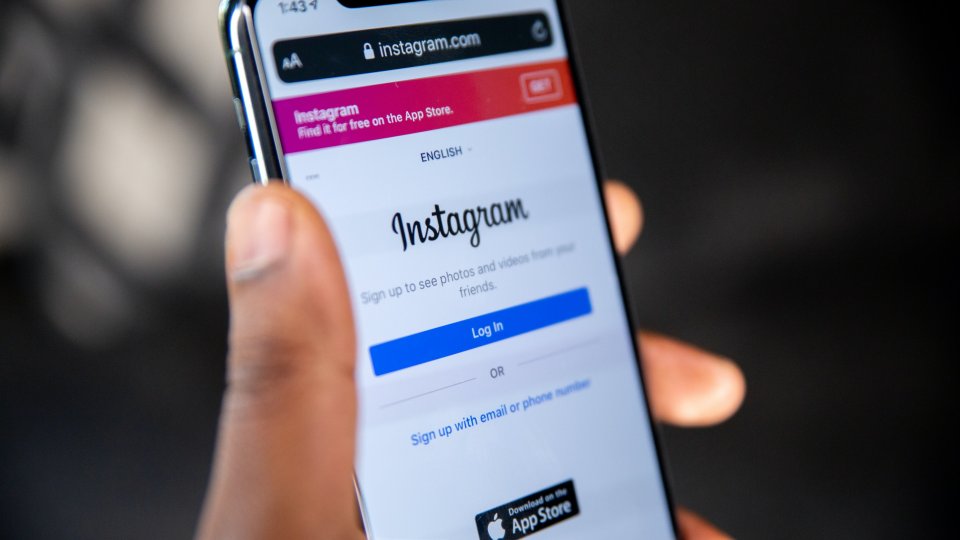 Instagram Defaults Private Accounts for Young People
