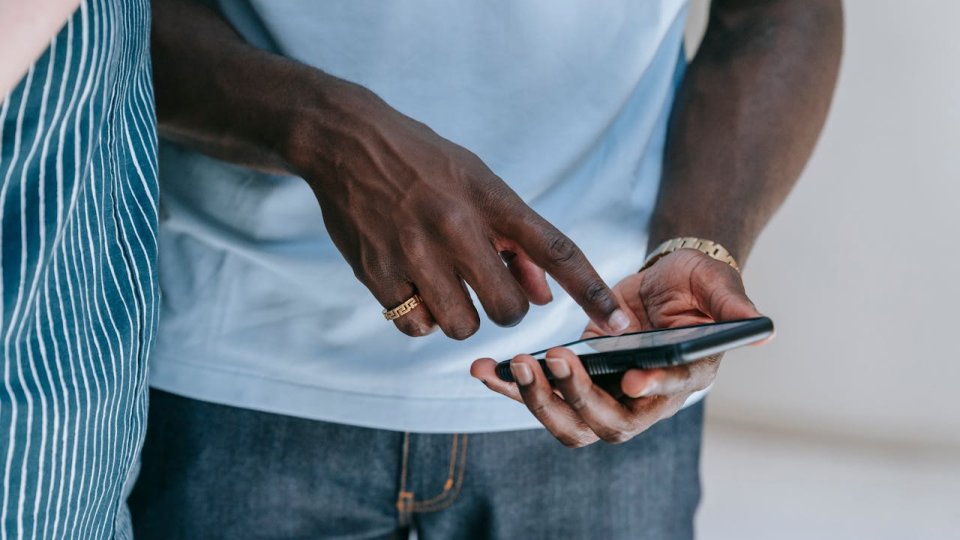 What is Doomscrolling? – A Guide for Professionals, Parents and Carers